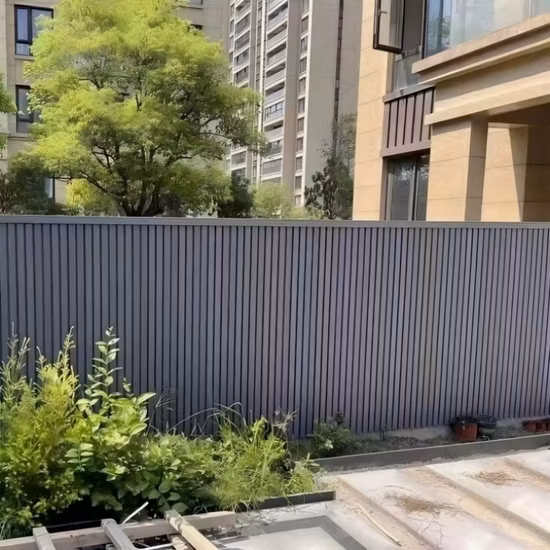 中国のメーカー Rongke は、耐久性のある屋外用 WPC 複合フェンス パネル、庭の門、玄関フェンスを提供しています
